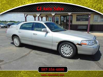 2005 Lincoln Town Car, $2495. Photo 1