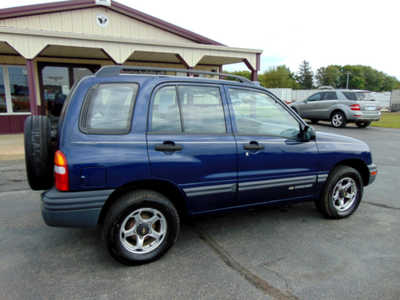 2000 Chevrolet Tracker, $6995. Photo 2