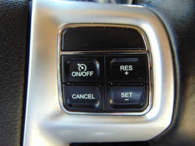 2011 Chrysler 200, $4495. Photo 12