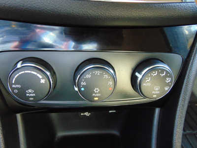 2011 Chrysler 200, $4495. Photo 9