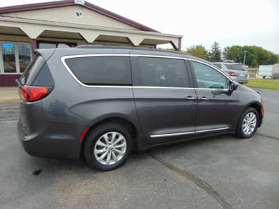 2017 Chrysler Pacifica, $8995. Photo 2