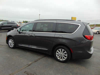 2017 Chrysler Pacifica, $8995. Photo 4