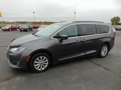 2017 Chrysler Pacifica, $8995. Photo 5