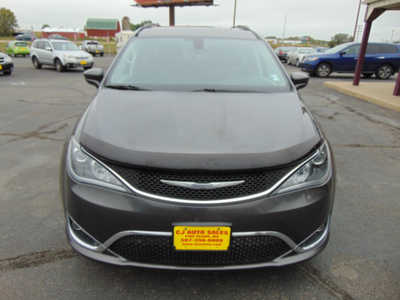 2017 Chrysler Pacifica, $8995. Photo 6