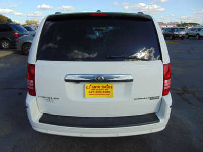 2008 Chrysler Town & Country, $3995. Photo 3