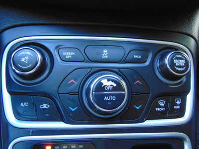 2016 Chrysler 200, $9995. Photo 12