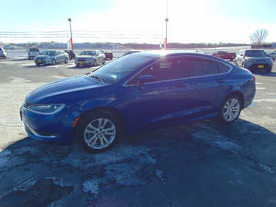 2016 Chrysler 200, $9995. Photo 5