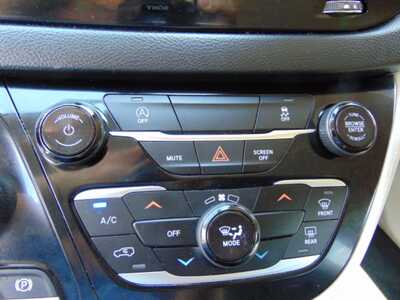 2021 Chrysler Voyager, $8995. Photo 10