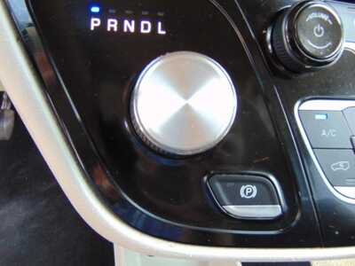 2021 Chrysler Voyager, $8995. Photo 11