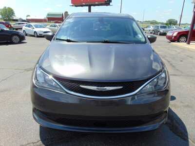 2021 Chrysler Voyager, $8995. Photo 6