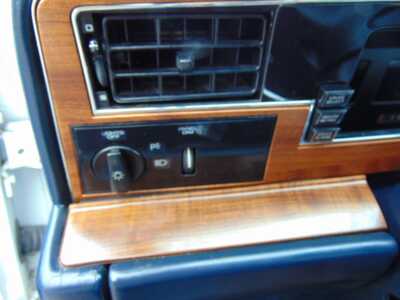 1990 Lincoln Continental, $4295. Photo 12