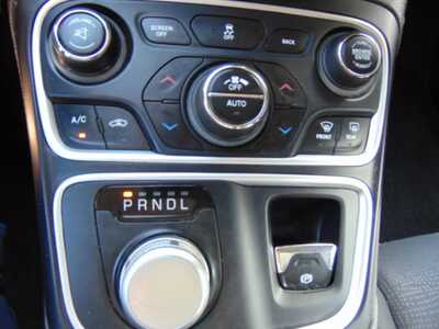 2015 Chrysler 200, $5495. Photo 11