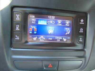2015 Chrysler 200, $5495. Photo 9