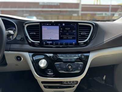 2021 Chrysler Pacifica, $28985. Photo 10
