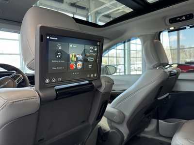 2021 Chrysler Pacifica, $28985. Photo 7