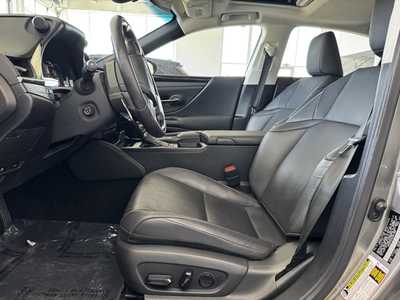 2019 Lexus ES Series, $25999. Photo 4