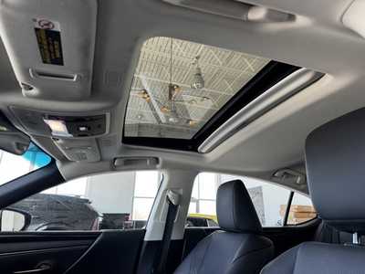 2019 Lexus ES Series, $25999. Photo 5