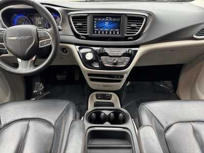 2020 Chrysler Pacifica, $20995. Photo 2