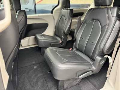 2020 Chrysler Pacifica, $20995. Photo 6