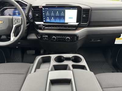 2025 Chevrolet 1500 Crew Cab, $53370.0. Photo 2
