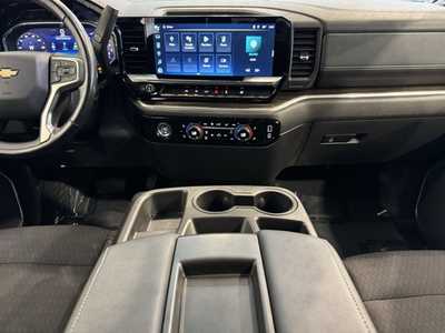 2022 Chevrolet 1500 Crew Cab, $29999. Photo 2