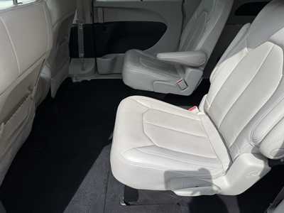 2021 Chrysler Voyager, $21680. Photo 7