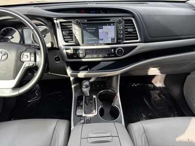 2018 Toyota Highlander, $21699. Photo 2