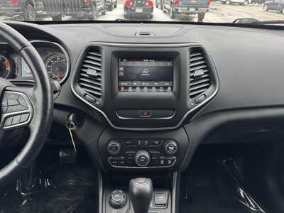 2021 Jeep Cherokee, $20895. Photo 2