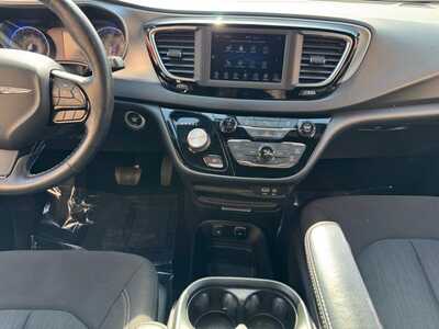 2020 Chrysler Pacifica, $15950. Photo 2