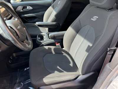 2020 Chrysler Pacifica, $15950. Photo 5