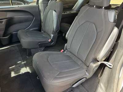 2020 Chrysler Pacifica, $15950. Photo 6