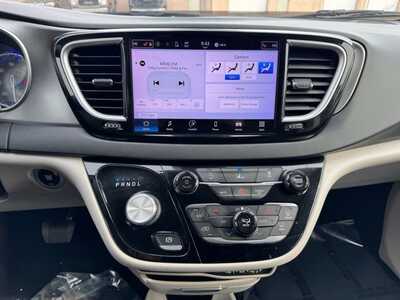 2022 Chrysler Pacifica, $19499. Photo 11