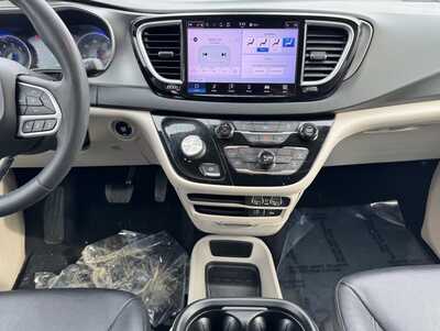 2022 Chrysler Pacifica, $19499. Photo 2