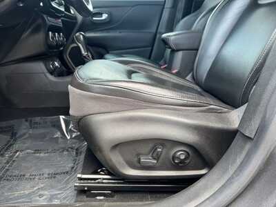 2016 Jeep Renegade, $13295. Photo 5