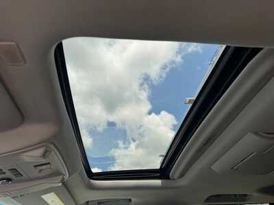2018 Chevrolet Suburban, $24999. Photo 7