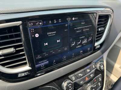 2024 Chrysler Pacifica, $24999. Photo 2