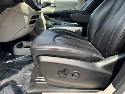 2024 Chrysler Pacifica, $24999. Photo 5