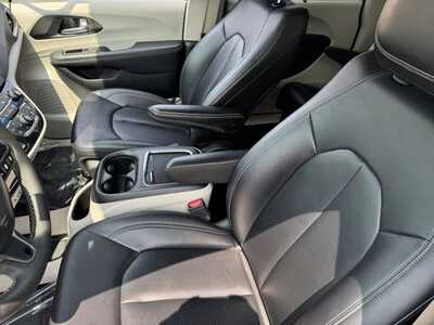 2024 Chrysler Pacifica, $24999. Photo 6