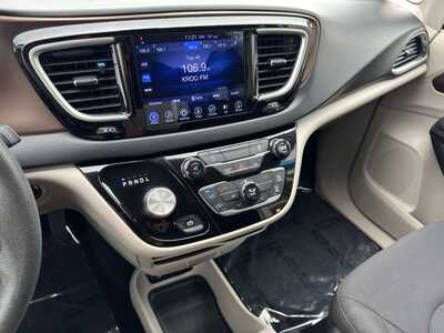 2017 Chrysler Pacifica, $13849. Photo 10