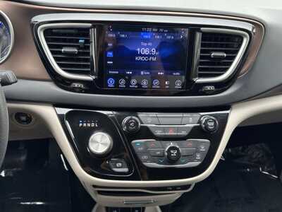2017 Chrysler Pacifica, $13849. Photo 11