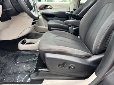 2017 Chrysler Pacifica, $13849. Photo 5