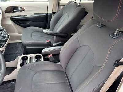 2017 Chrysler Pacifica, $13849. Photo 6