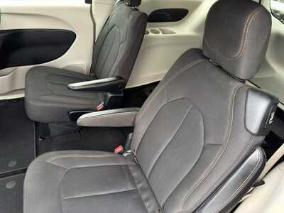 2017 Chrysler Pacifica, $13849. Photo 8