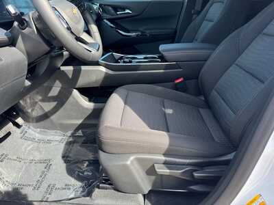 2027 Chevrolet Equinox, $31345.0. Photo 5