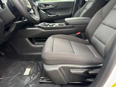 2027 Chevrolet Equinox, $31345.0. Photo 5