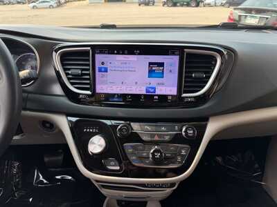 2023 Chrysler Pacifica, $17849. Photo 2