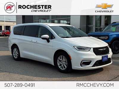 2023 Chrysler Pacifica, $17849. Photo 1