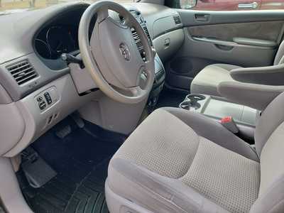 2008 Toyota Sienna, $3500. Photo 3