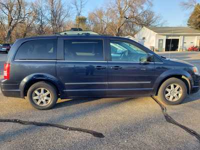 2009 Chrysler Town & Country, $3500. Photo 2