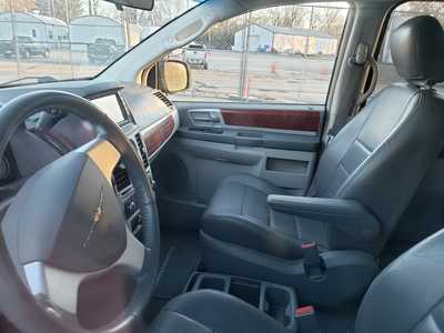 2009 Chrysler Town & Country, $3500. Photo 4